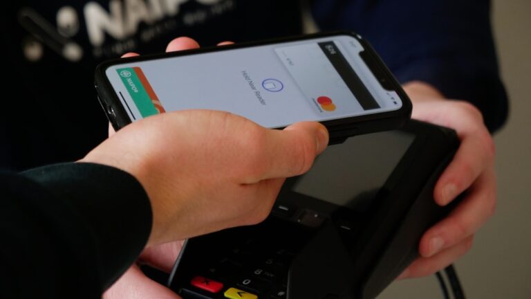 Understanding Contactless Credit Cards: Safety and Functionality